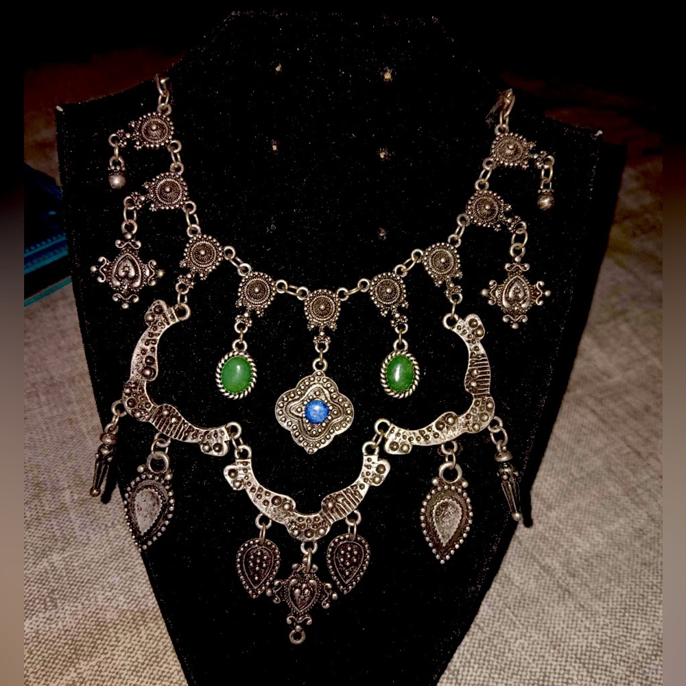 Victorian style with natural stones chic necklace